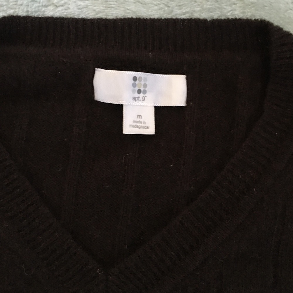 Classic  men’s Vneck sweater. - Picture 3 of 5